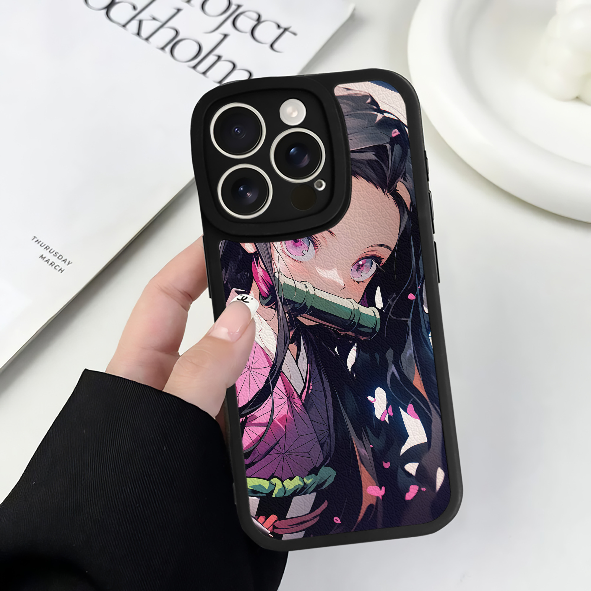 （画像用） 鬼滅の刃（きめつのやいば）竈門 禰󠄀豆子／かまど ねずこ Kamado Nezuko 【iPhone 16シリーズ対応】シリコンスマホケース（レザー調） 材質：シリコン